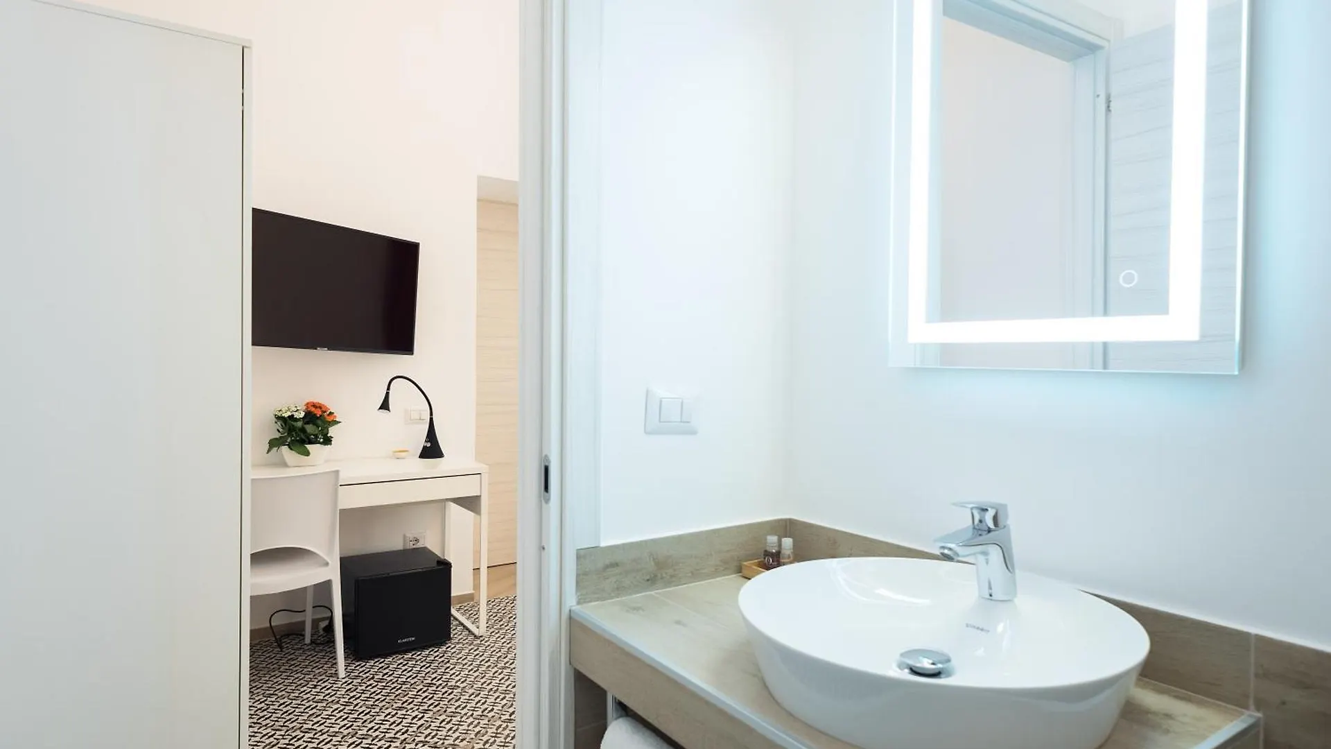 Cameo B&B Naples 3*,